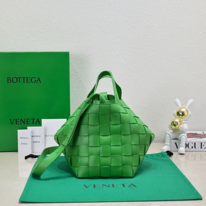 Special price of 1,600, Bottega Veneta. What can be packed in the new bowling bag? Have you got the new bowling bag? Super large capacity ~ The key is low-key, simple and casual style ~ the fashion sense is not reduced at all. It combines BV's classic woven elements and can also be used for computers. The length of the shoulder straps can be adjusted. It is suitable for tall girls to carry. Boys also have a sunny back☀️ Style number: 7466# Size: 28*21*16